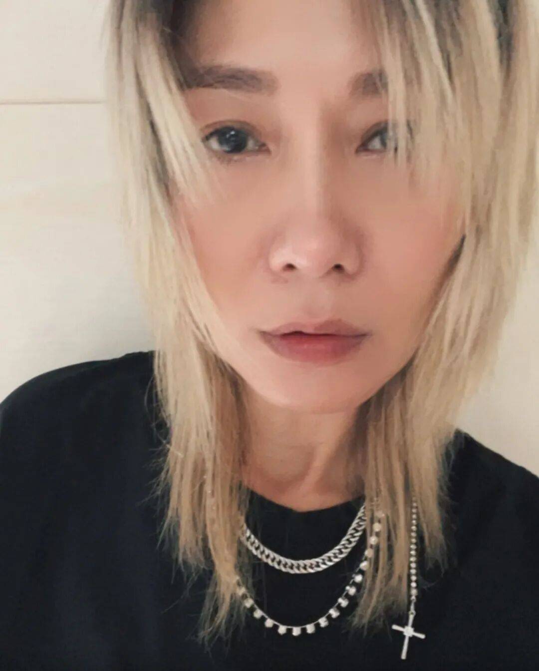 香港女歌手受大火及病痛双重打击心如刀割一个睇住佢大嘅妹离世