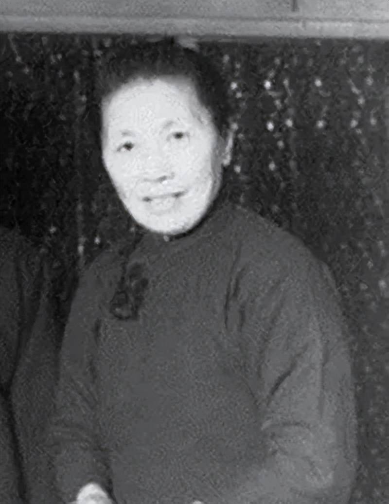 在季云卿的引荐下,佘爱珍嫁给了季云卿的司机