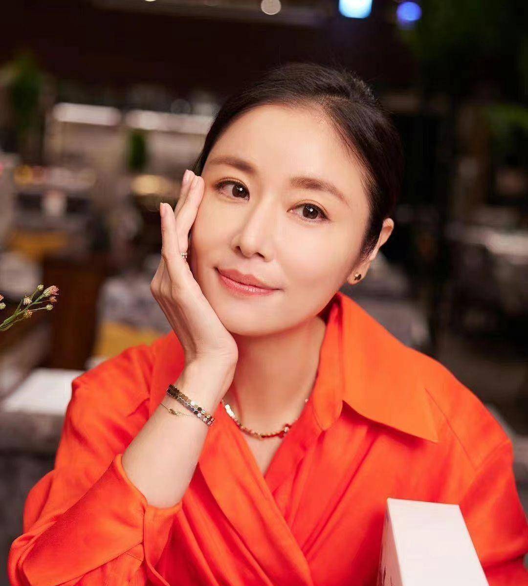 一场婚礼林心如行头超200万,成功转型制片人的她已实现财富自由