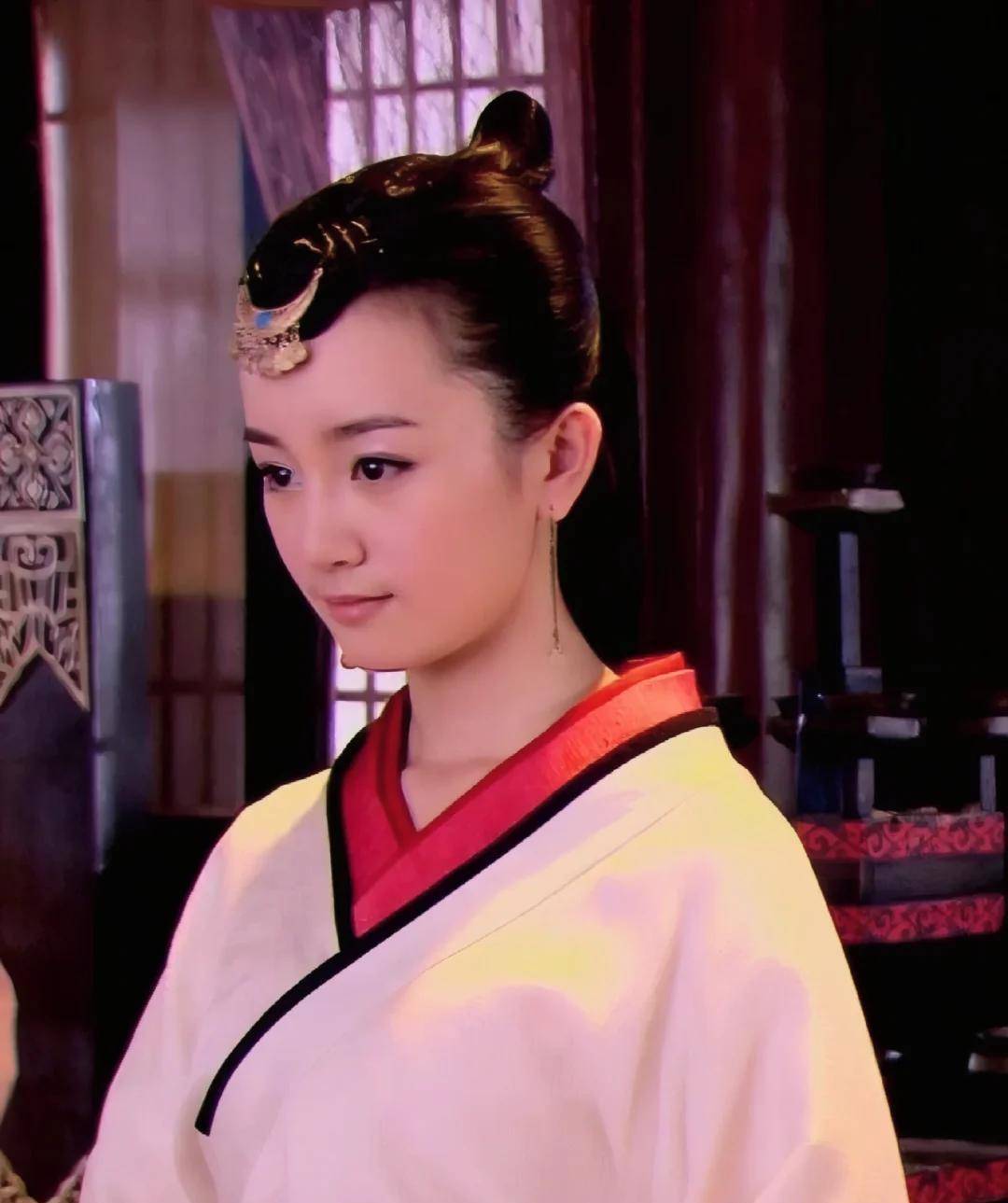 张檬夫妻带儿子赏秋!产后8月坚持母乳,脸僵又老整容后遗症显现