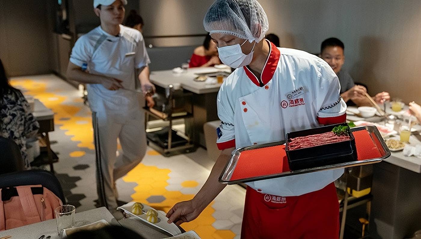 海底捞推出舞蹈服务,引来全网热议:被羞辱的,何止是她?