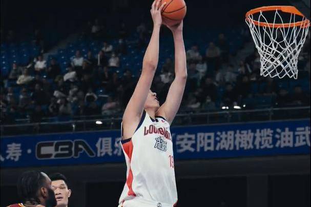 在杜锋手下被压制4年，如今成为一流中锋，打爆莫兰德和刘传兴