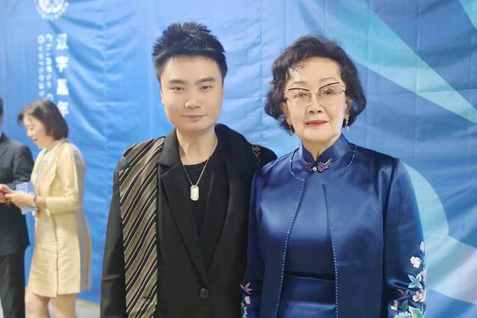 八载忘年情:艺人赫拉含青与张治中女儿张素久的洛杉矶羁绊——蛋糕旁的拥抱,是记忆里未褪色的牵挂_嘉宾_演唱会_故事