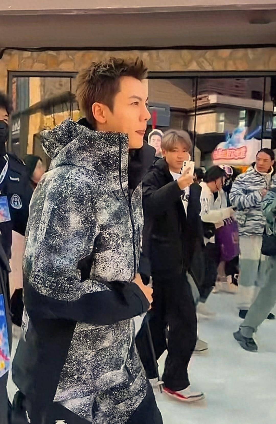 陈伟霆现身长白山滑雪用单板很帅事前恳请游客不要发摔跤照