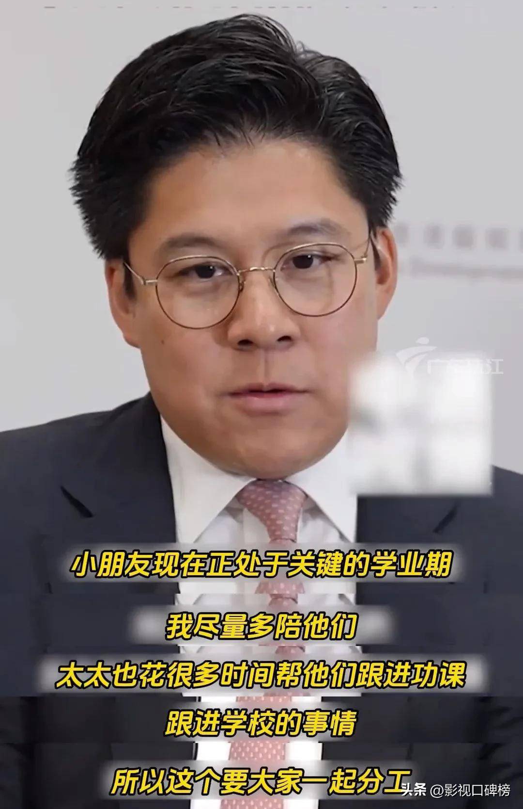 霍启刚坐不住了夫妻看比赛郭晶晶满脸笑容专注拍摄游泳名将