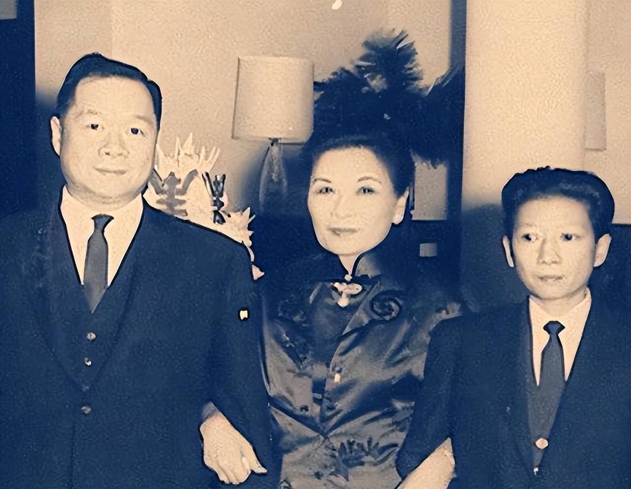 不久之后,孔令侃选择了背着父母与白兰花结婚