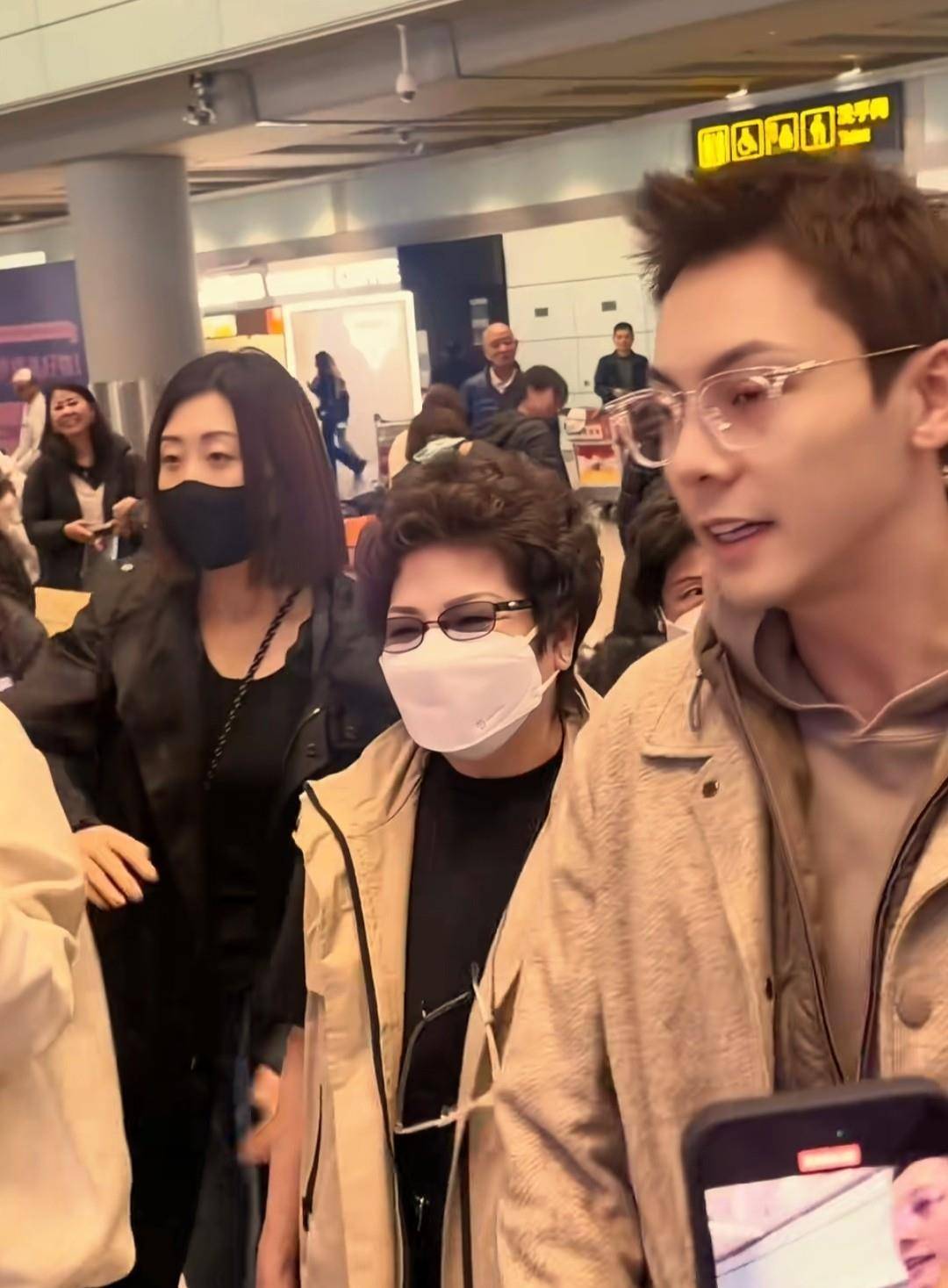 陈伟霆爱人北京豪宅晒照何穗产后腰细身瘦陈妈妈来京看孙子