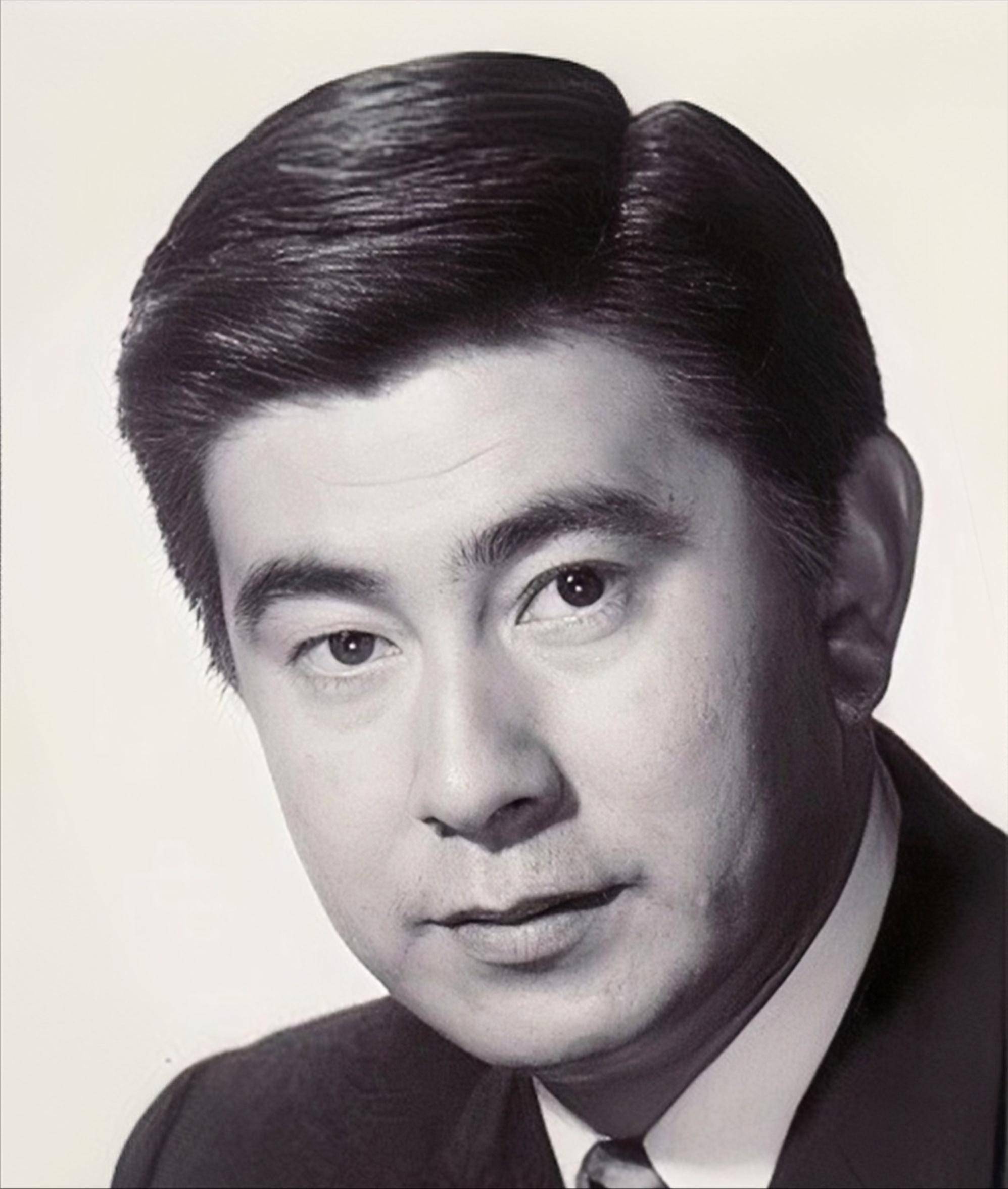 然而,宇津井健并未忘记家庭的责任