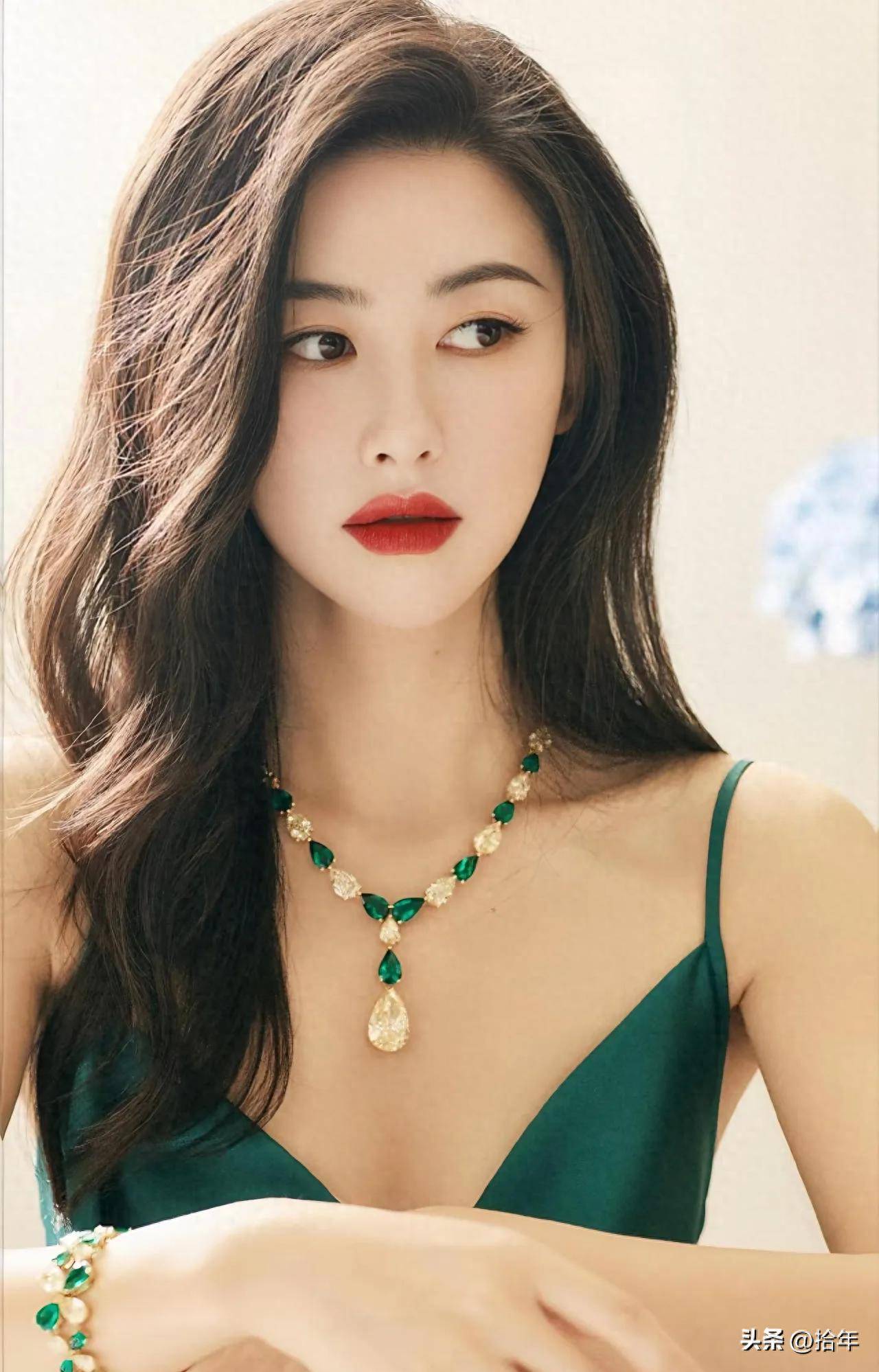 后来这个见识过广阔世界的女孩顺理成章地走进了我们的视野