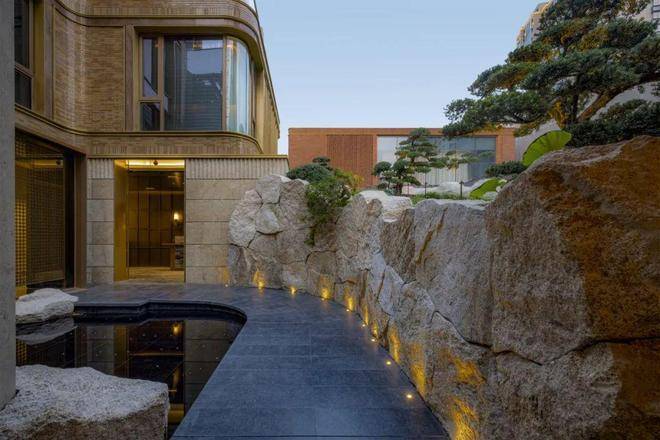 越秀外滩樾，以现代陶艺重译海派风貌，收藏一江一河之窗。