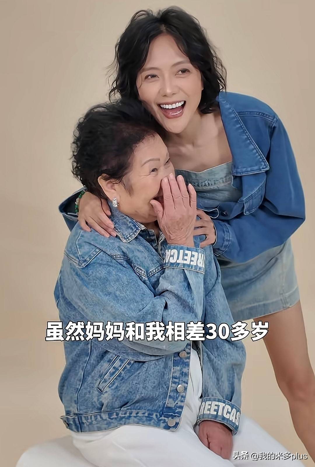汪涵老婆带82岁母亲拍照47岁杨乐乐掉泪了透露从芒果离职原因