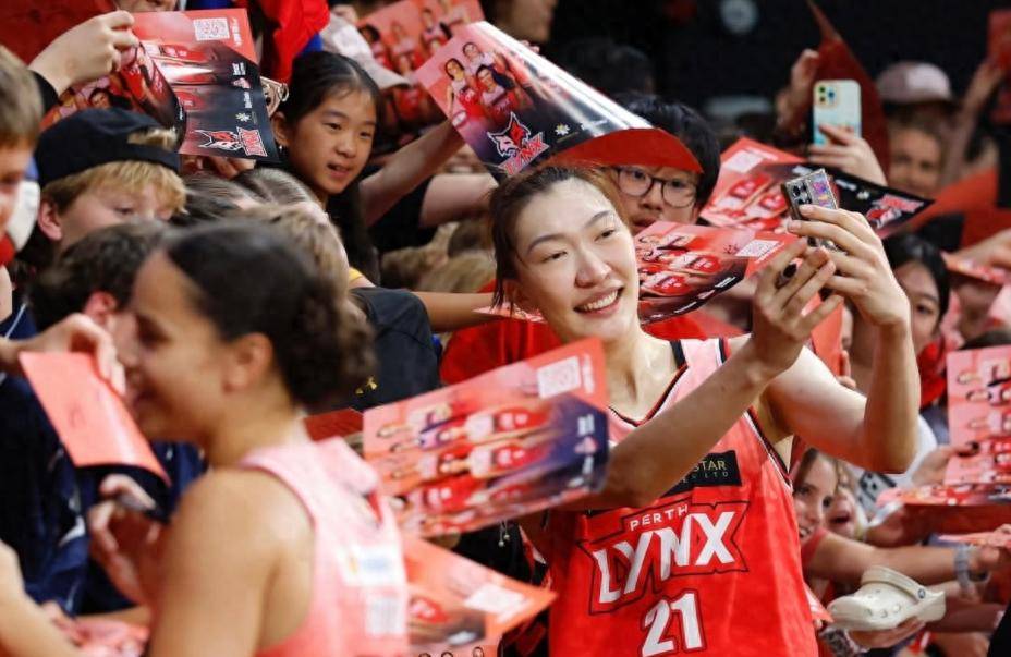 女篮第一中锋稳了？韩旭2战打破澳洲联赛纪录：上座率冲队史第一