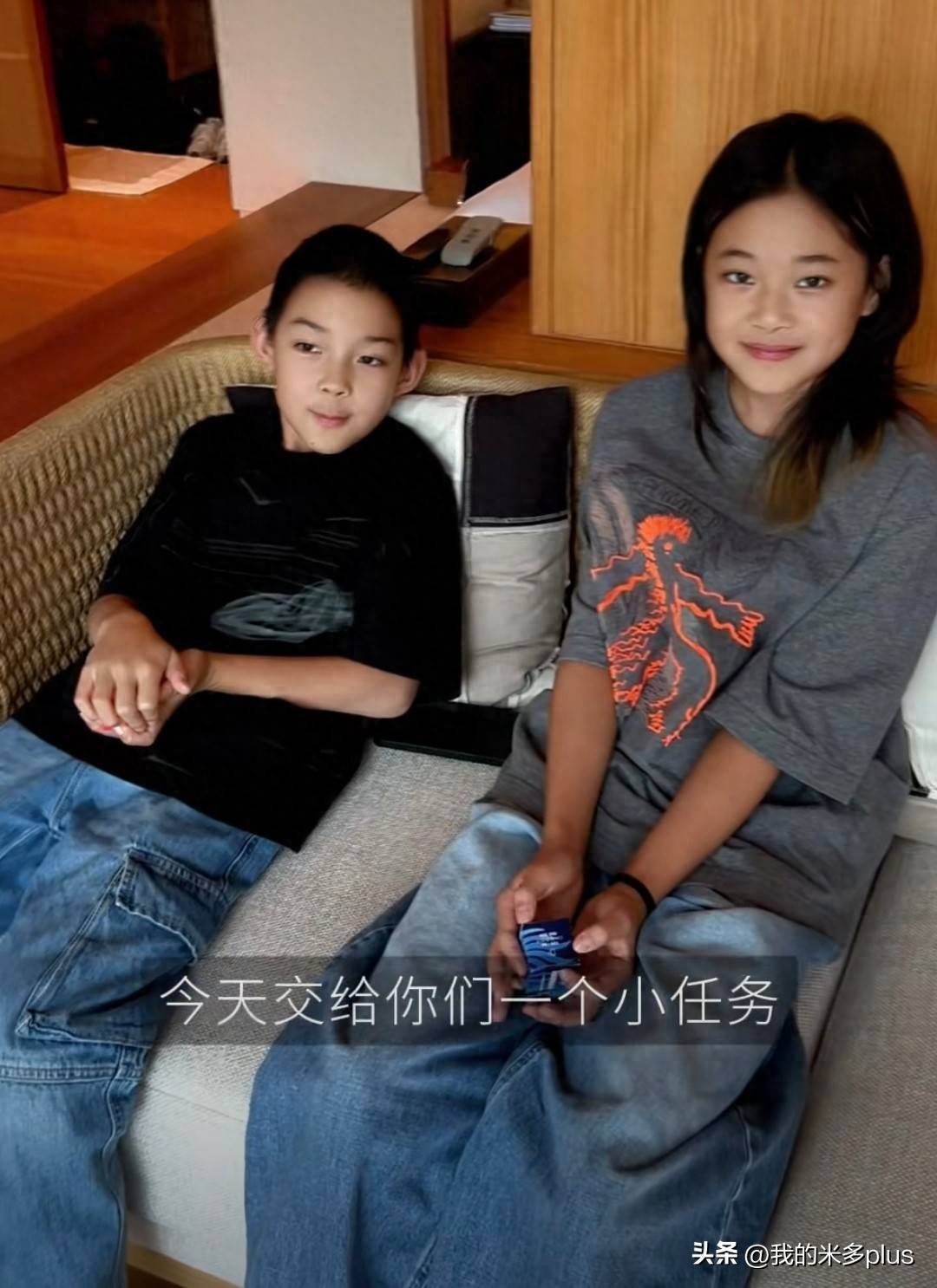 梅婷给孩子们准备了专业的拍摄设备,快快和阳阳学起来有模有样,常常在