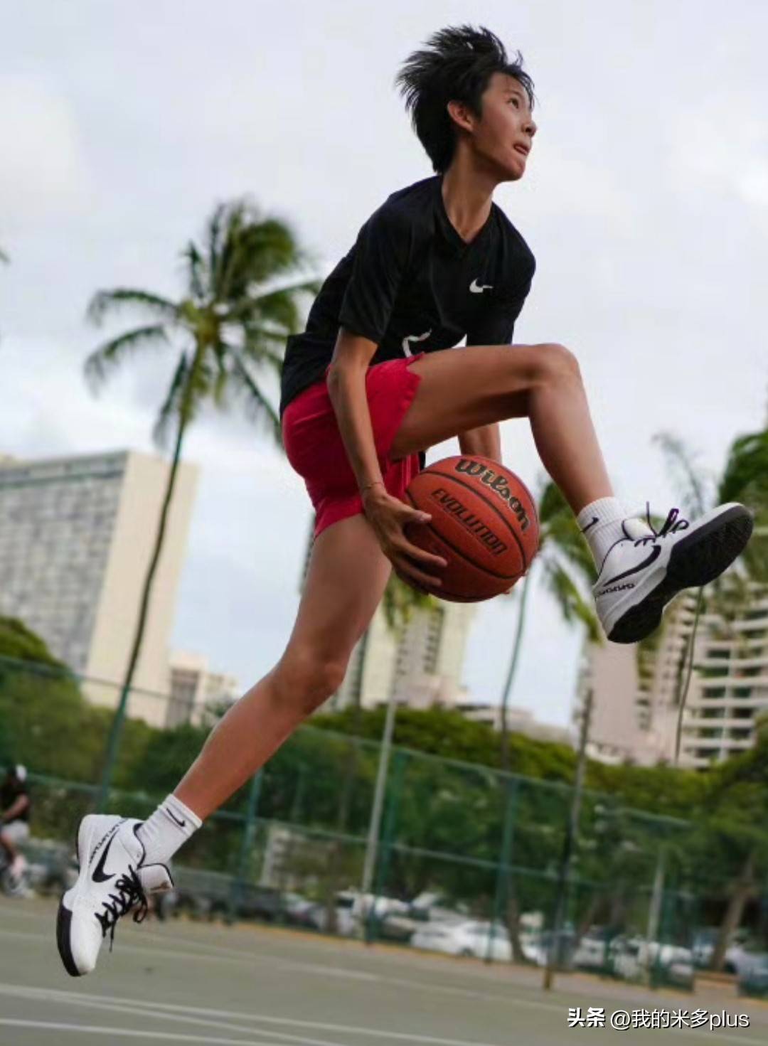 很多粉丝都知道邓超的儿子对篮球非常喜爱经常在球场被偶遇孩子