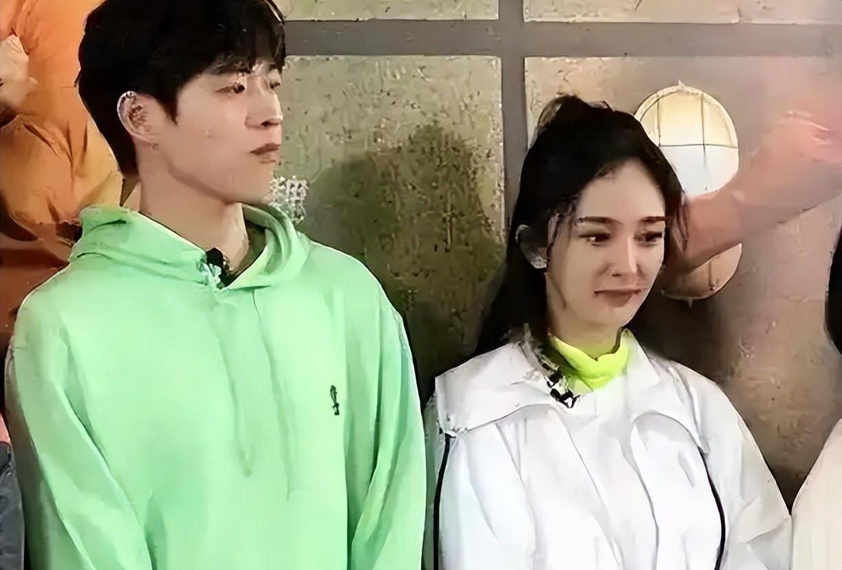 澳门这一夜,与前绯闻男友魏大勋碰面的杨幂,尴尬都要溢出屏幕了