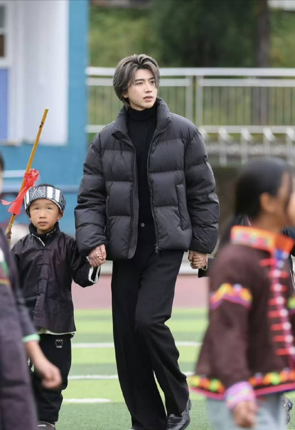 蔡徐坤是坐一辆普通商务车来的,穿了件简单的白t恤和黑裤子