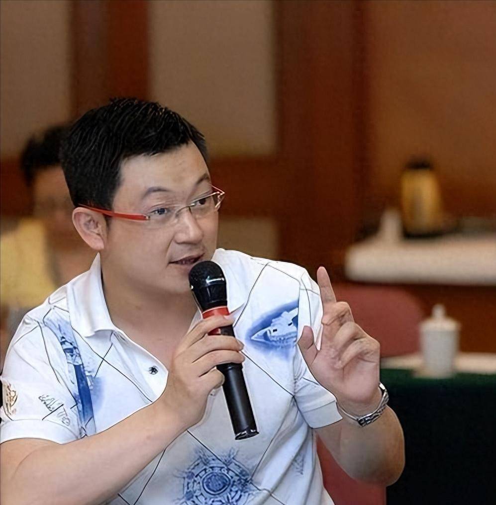 他曾是上海台一哥,40岁离职逆袭成百亿总裁,妻子是我们熟悉的她