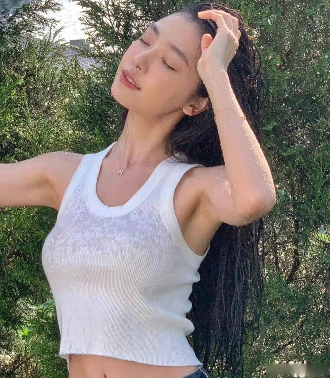 网红美女易梦玲露出马甲线性感火辣！有力量感的身材