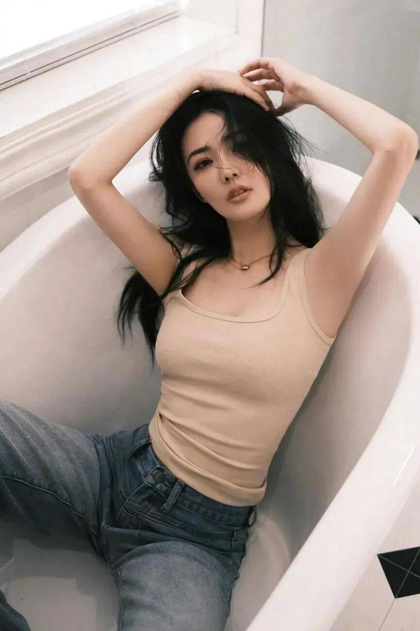 徐璐写真超火辣！雪肤玉貌魔鬼身材太性感