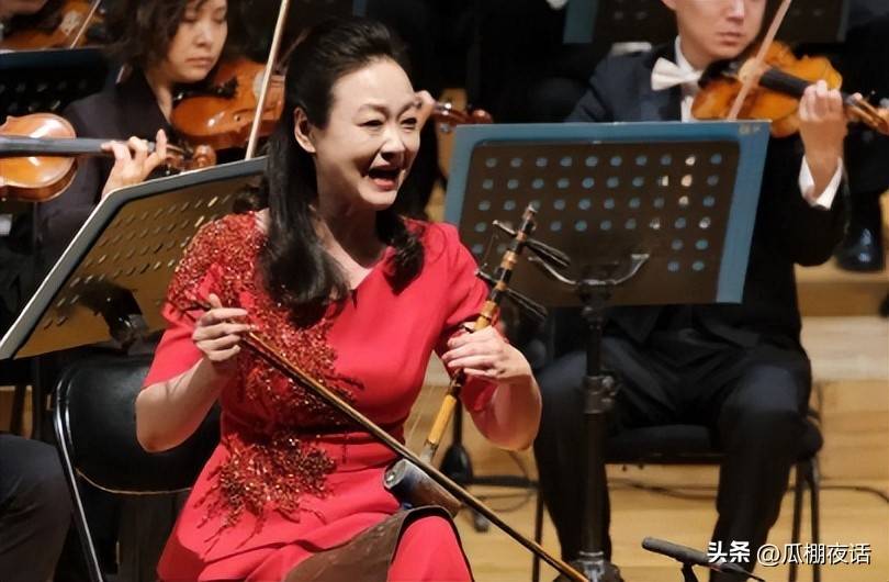 周佑君是专业琴师,陈创是经常要跑剧组的演员,因为工作性质问题,两人