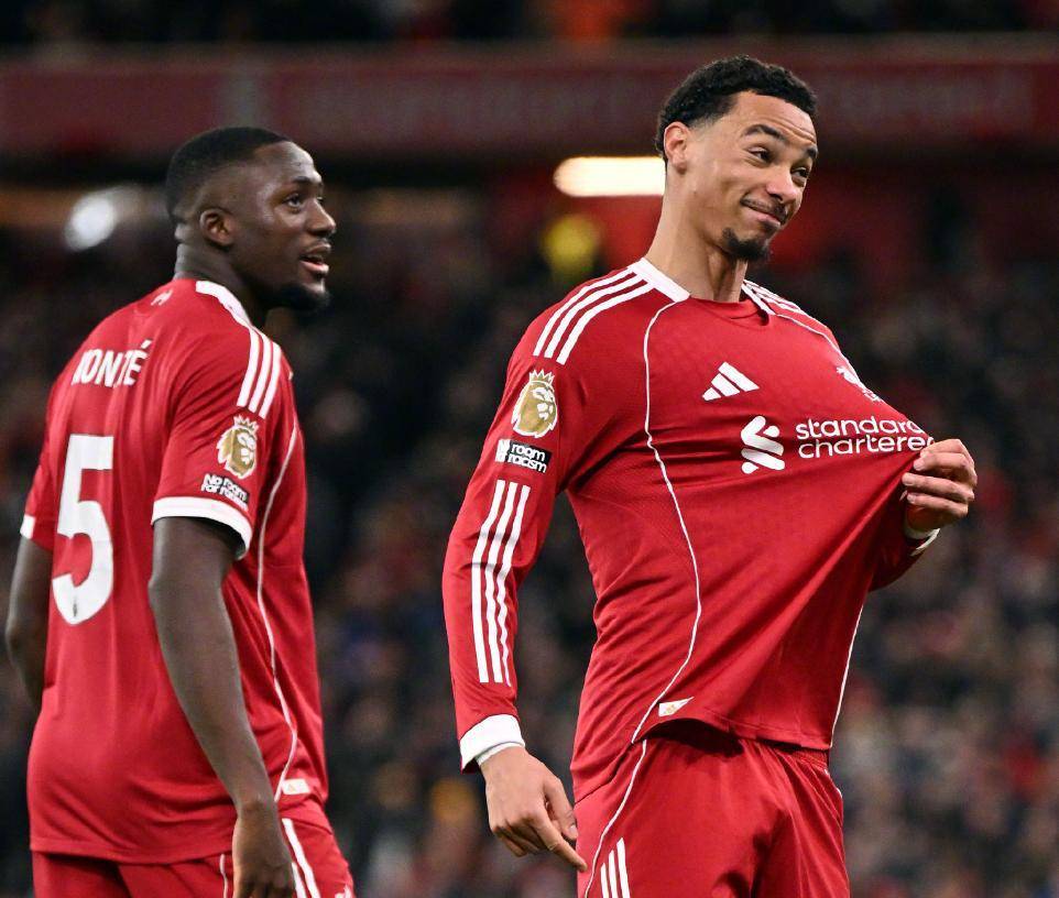 萨拉赫服软造英超神迹,埃基蒂克双响队史第2人,利物浦2-0布莱顿