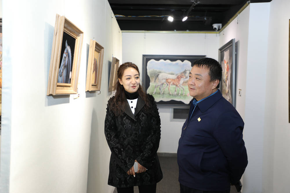 阿孜古丽毛皮画马艺术大展在北京亨申艺术中心隆重开幕