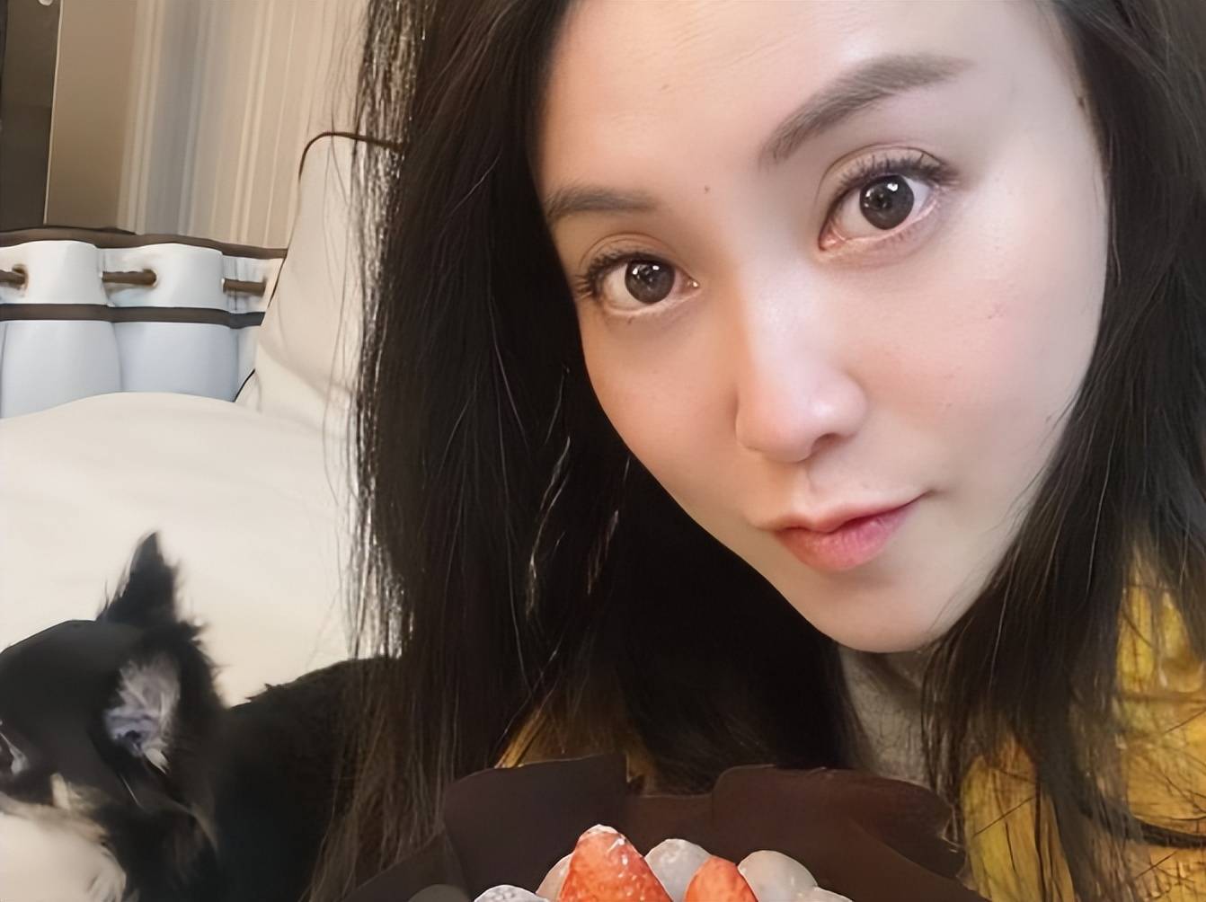 她曾是上海知名主持,42岁患上脑瘤,如今在70平房间里直播带货