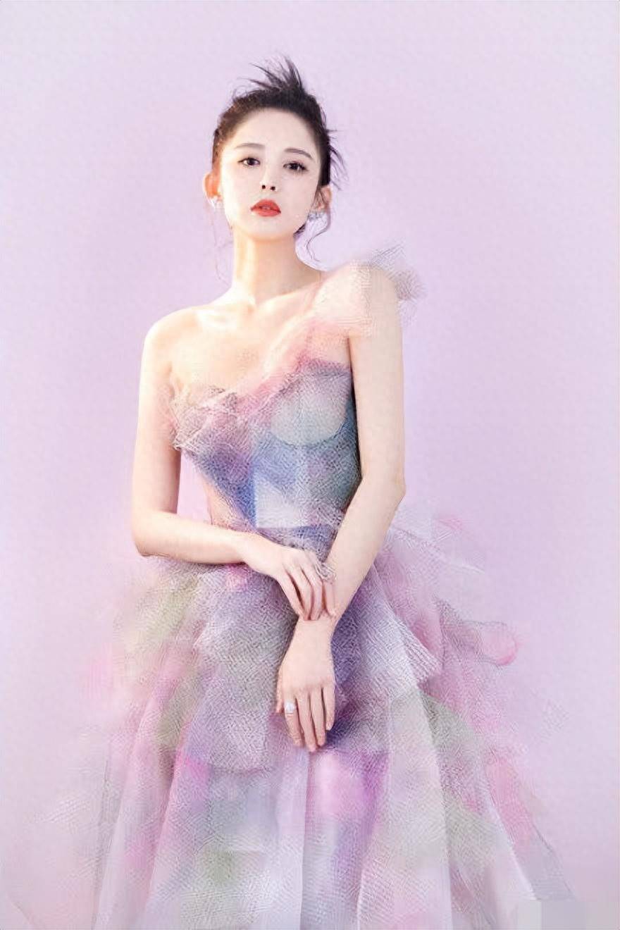 本以为古力娜扎已很美了,当看到同台的张天爱后,我没眼花吧?