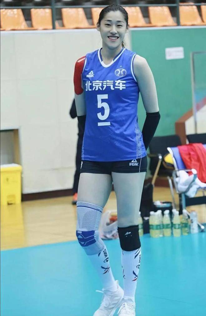 中国女排福将刘晓彤,退役后担任助理教练夺冠,享副处级待遇