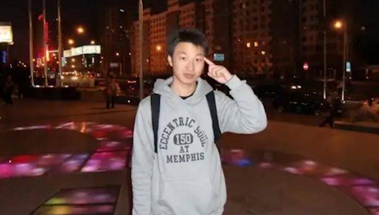 郑才千站在魔方墙前,他的眼神锐利如刀,仿佛能够扫描每一个细节