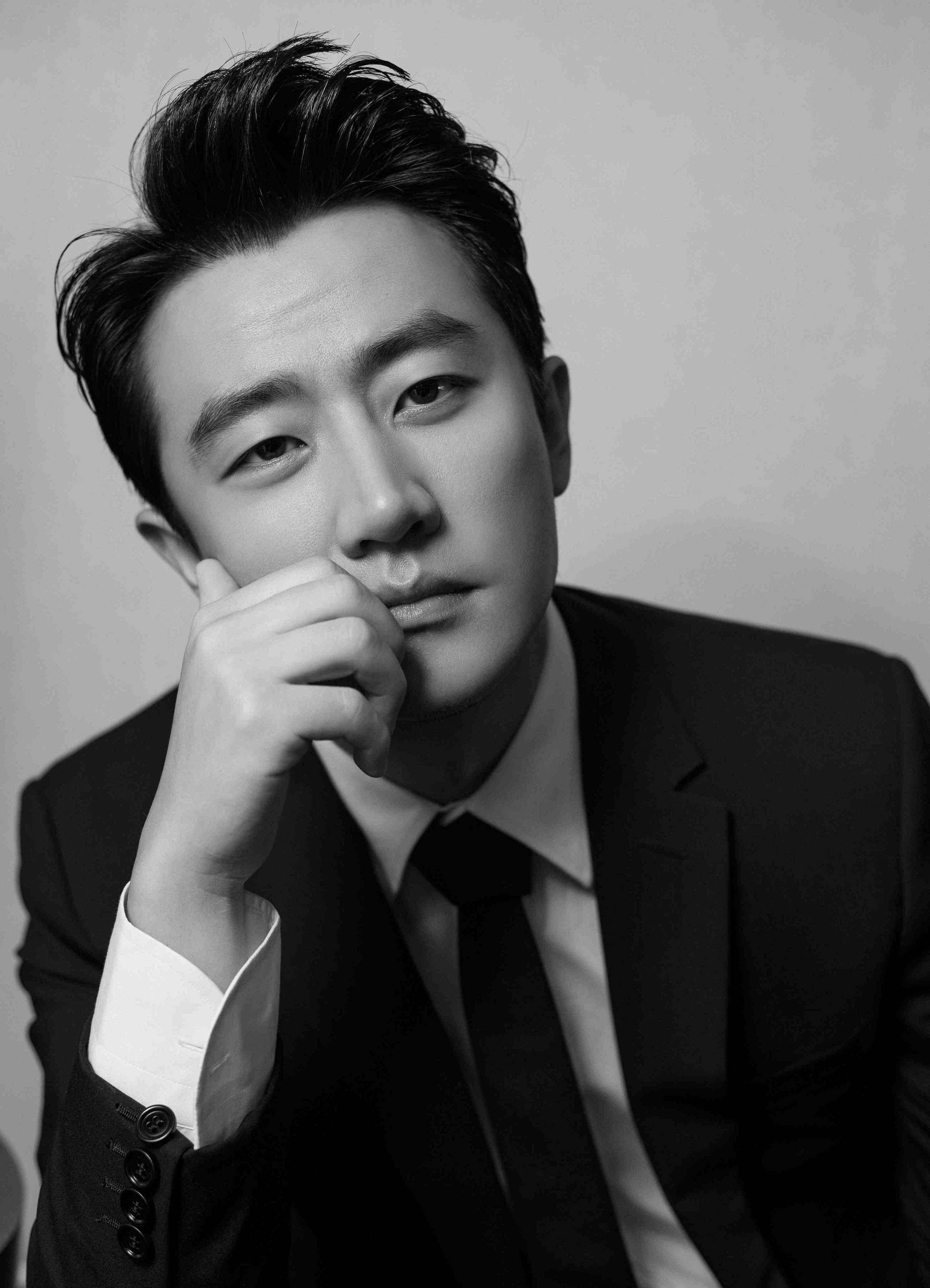 黄轩为何不娶圈内人?好友透露:曾被感情伤太深,现在只想过安稳日子