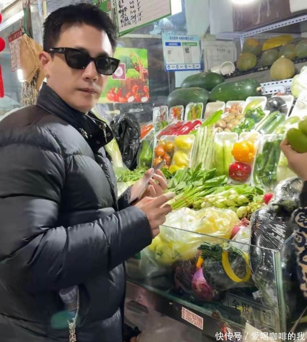 比如汪小菲带孩子逛超市,李承铉陪戚薇买菜,这些画面也曾引发网友热议