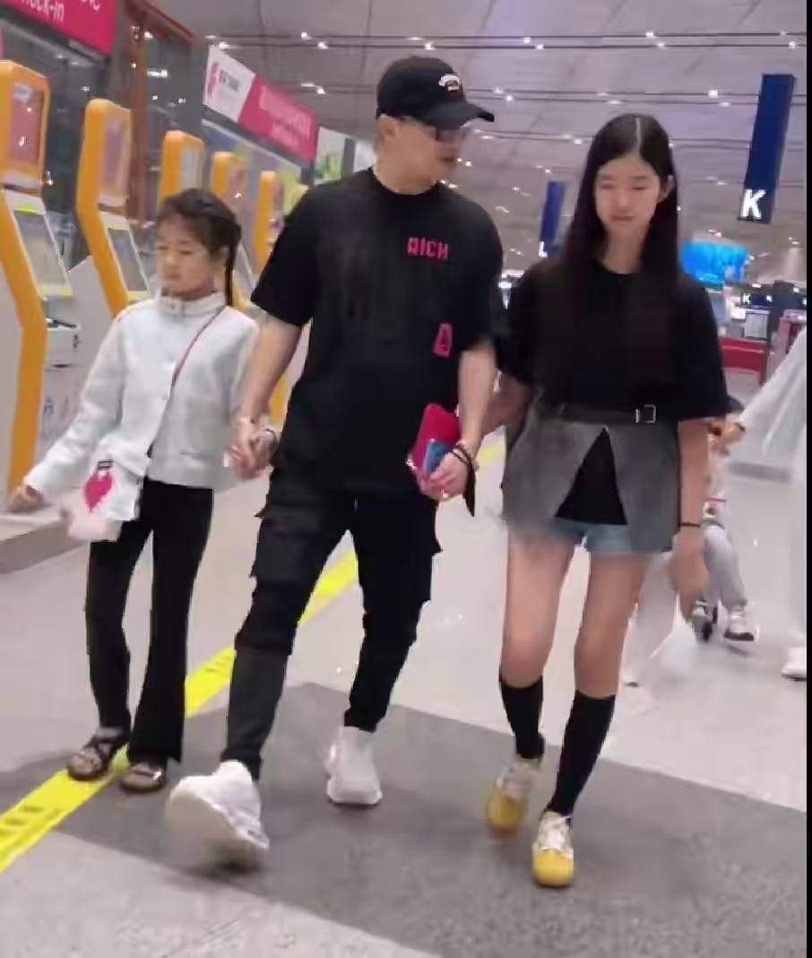 醒醒与汪峰的温馨互动_汪峰陪女儿醒醒干农活视频_汪峰和章子怡嘿咻指数