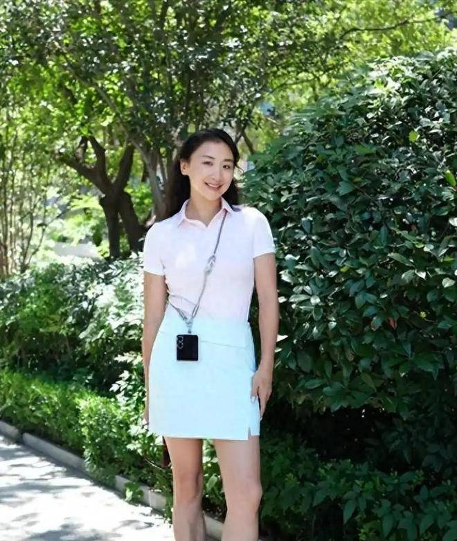 和陈一冰分手8年后,她与二婚名导未婚先孕,如今不上班享受生活