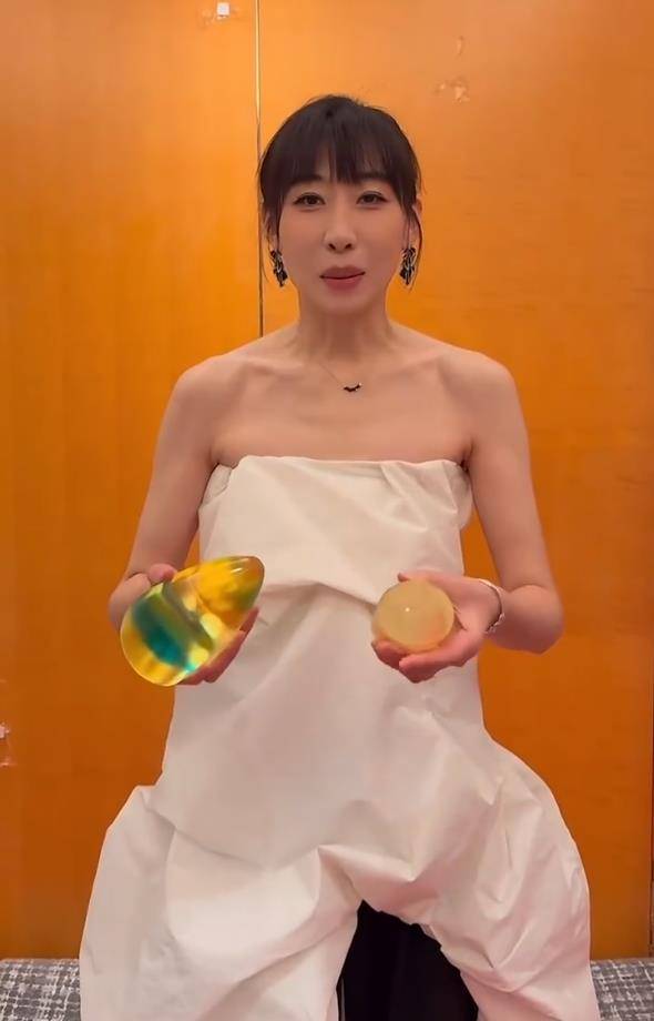 任素汐发视频称星光大赏奖杯坏了：这咋整！我不是故意的！再给我一个吧！ 插图2