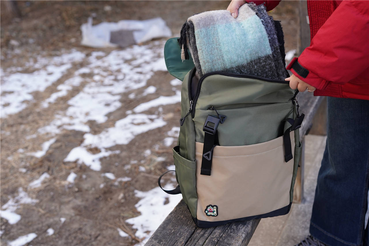 青橙微熟魔鬼猫时尚大容量双肩包日常使用蛮好