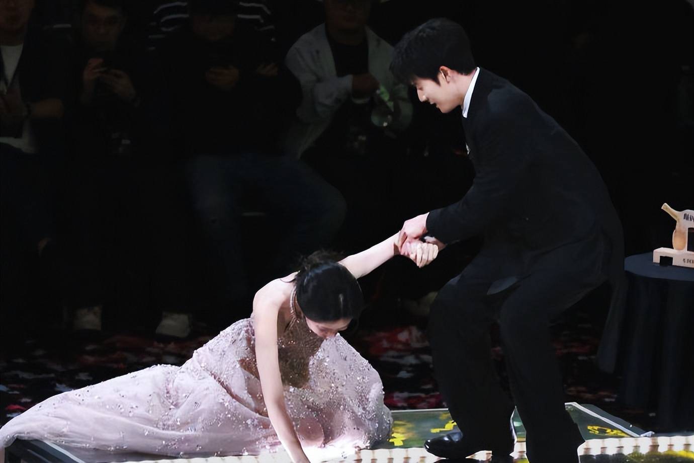 孟子义发文回应星光大赏领奖台上摔倒：挺疼的，检查后无大碍，就是觉得太丢人了 插图3