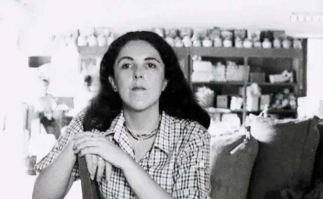 安·邓纳姆通过自己的言行,赋予了孩子们坚强,勇敢和善良的性格,她的