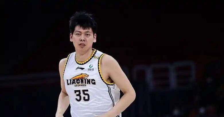 朱荣振抵达浙江签约新球队，正式开启职业回归之路，郭艾伦送上祝福