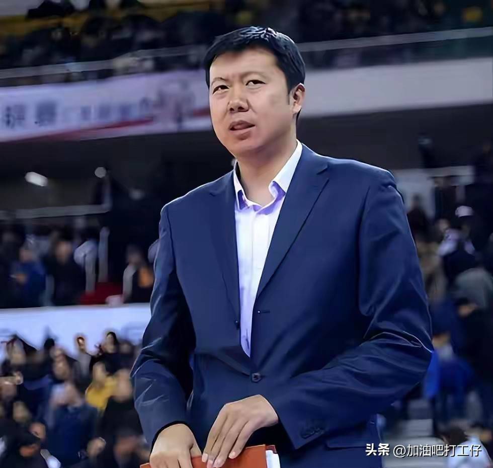 王治郅入选国际篮联名人堂!02年被国家队开除,10年率队夺亚冠