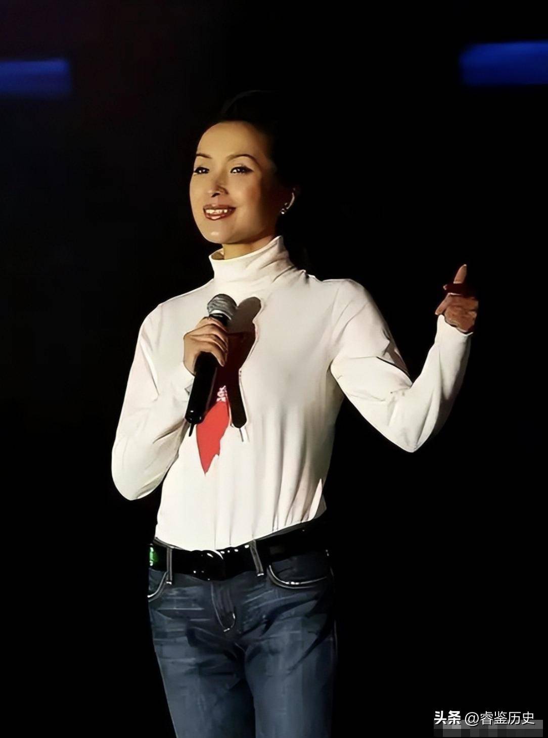 边唱歌边做饭厨房狭小手法很娴熟
