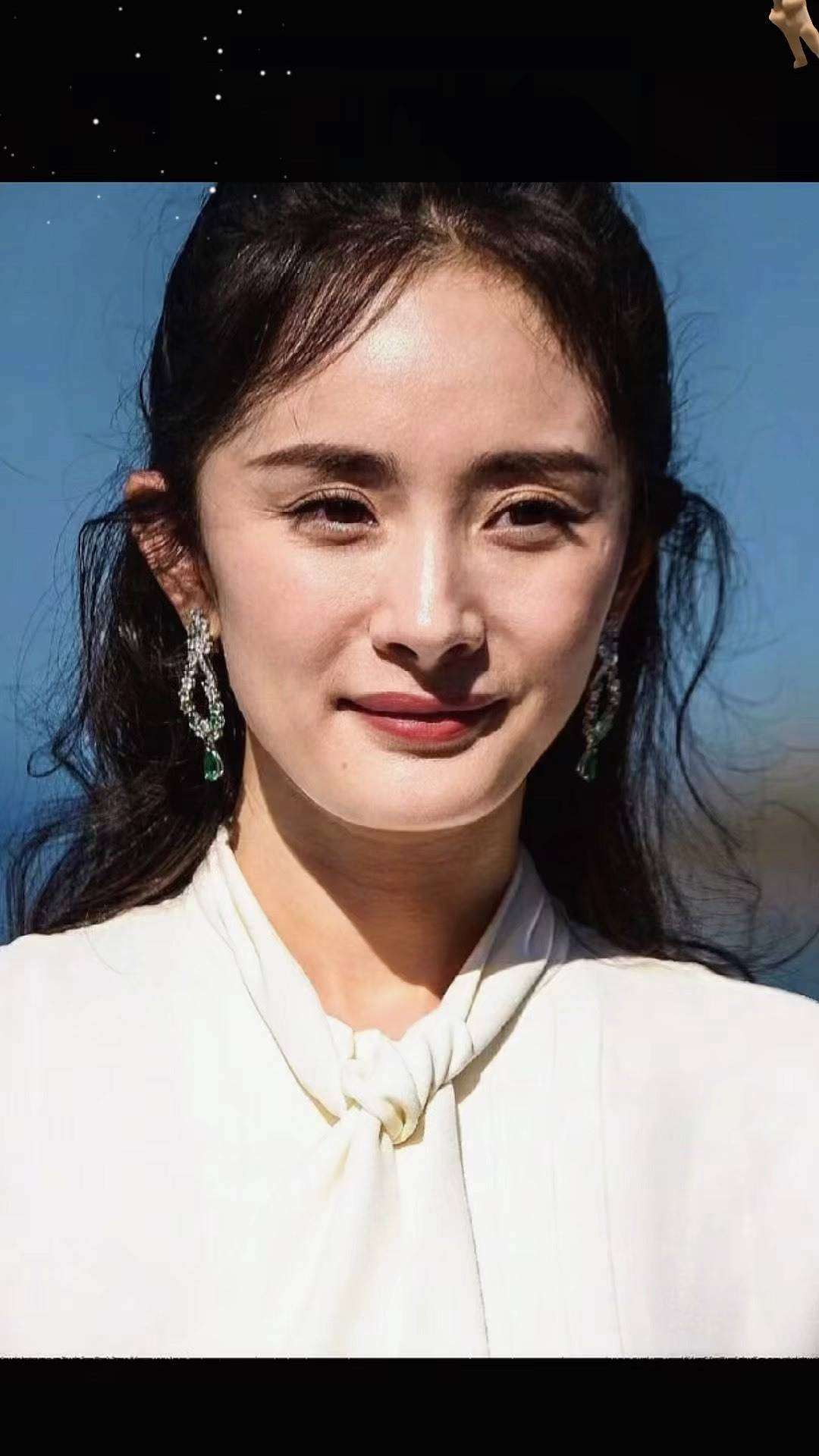 杨幂生图曝光!40岁眼角皱纹明显,无滤镜下法令纹深似老太