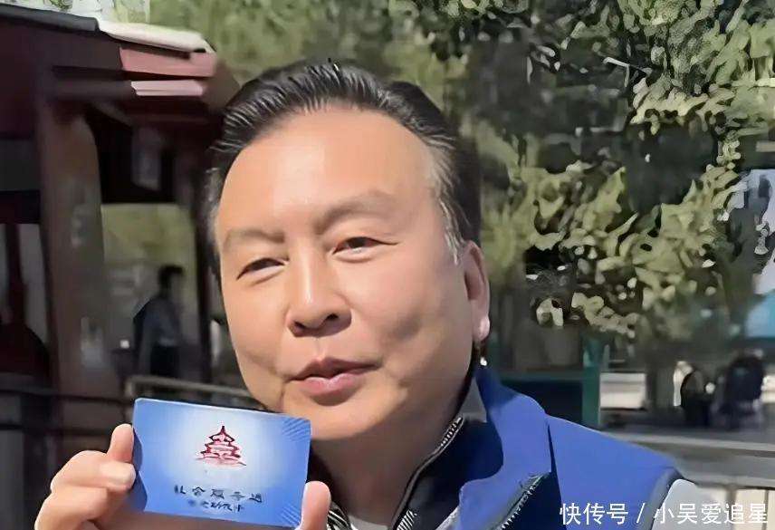 主持人张泽群:55岁才当父亲,妻子跑了儿子丢了,退休后只剩孤独