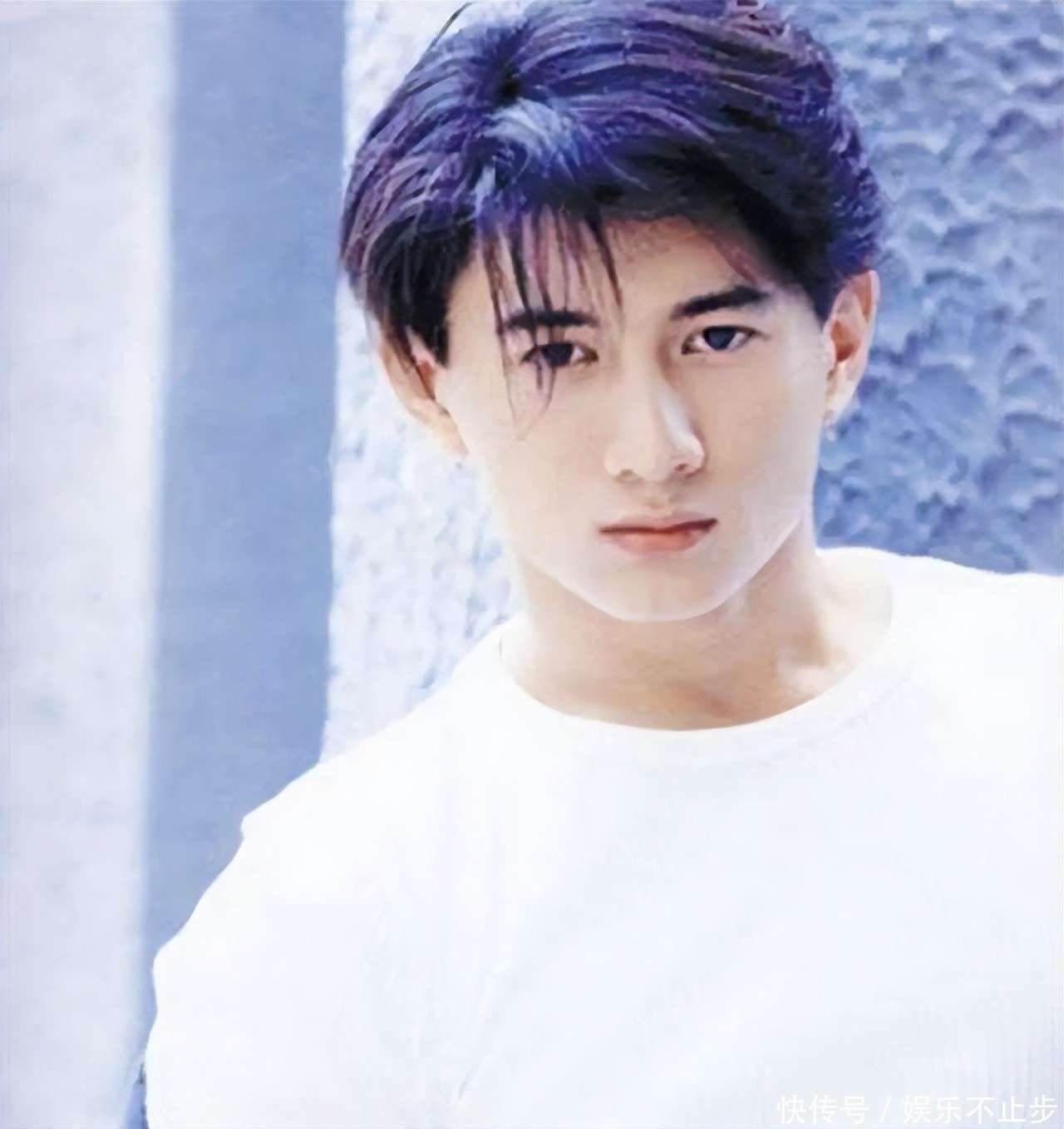 55岁吴奇隆近照曝光,黄毛抢镜,颜值难回四爷