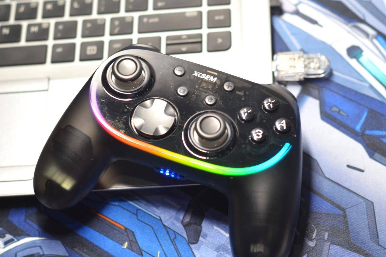 百元级西圣GC1游戏手柄，颜值高性能强专业级操控