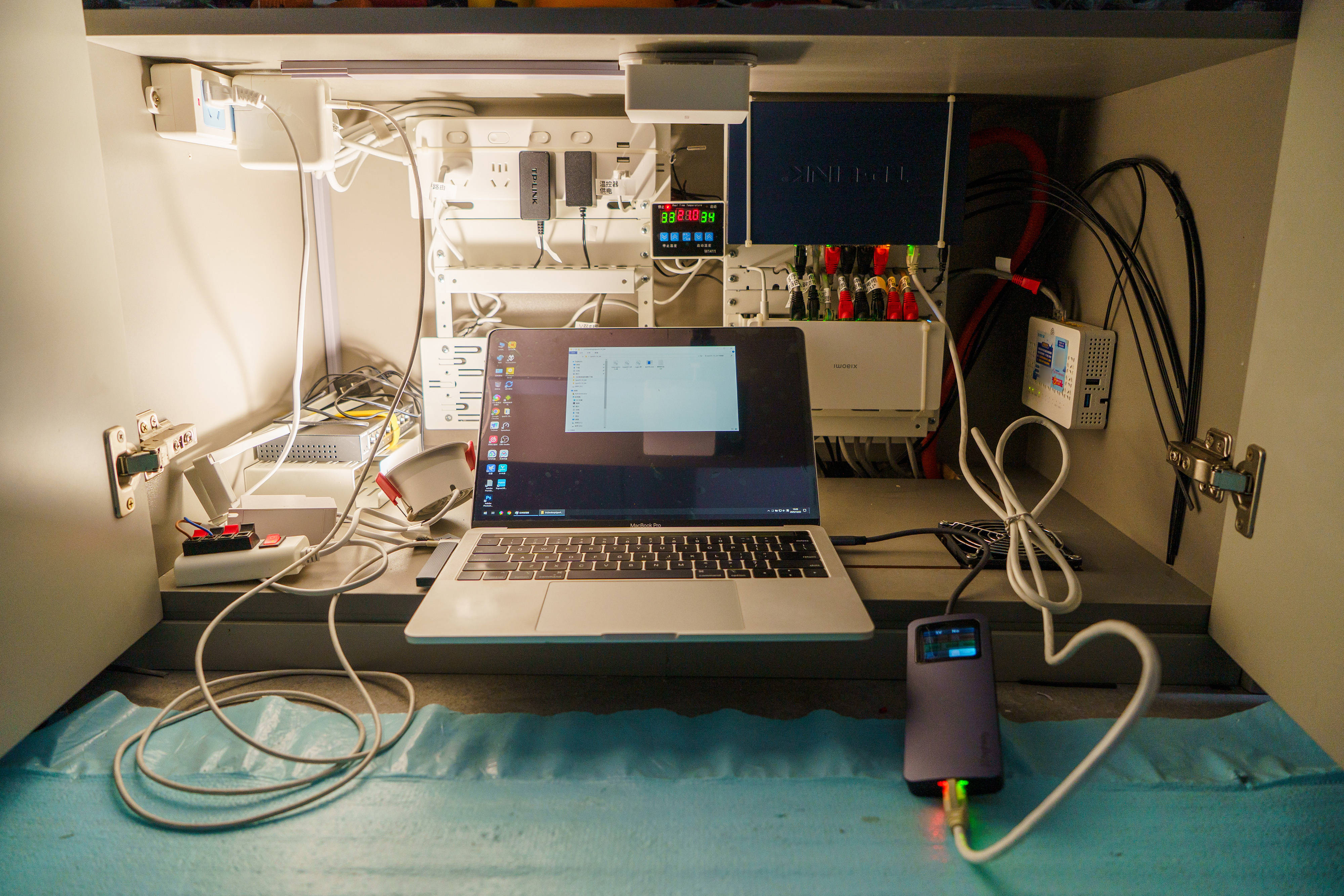 新品牌一上来就甩个“王炸”？海赛力HM11 Ultra智显双投屏扩展坞11合1体验分享
