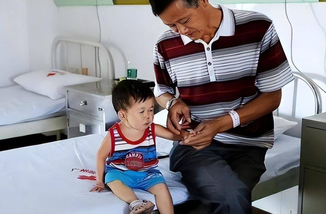 回顾袖珍人吴康:他的外表看似小孩,实则36岁,如今靠拼图发家致富