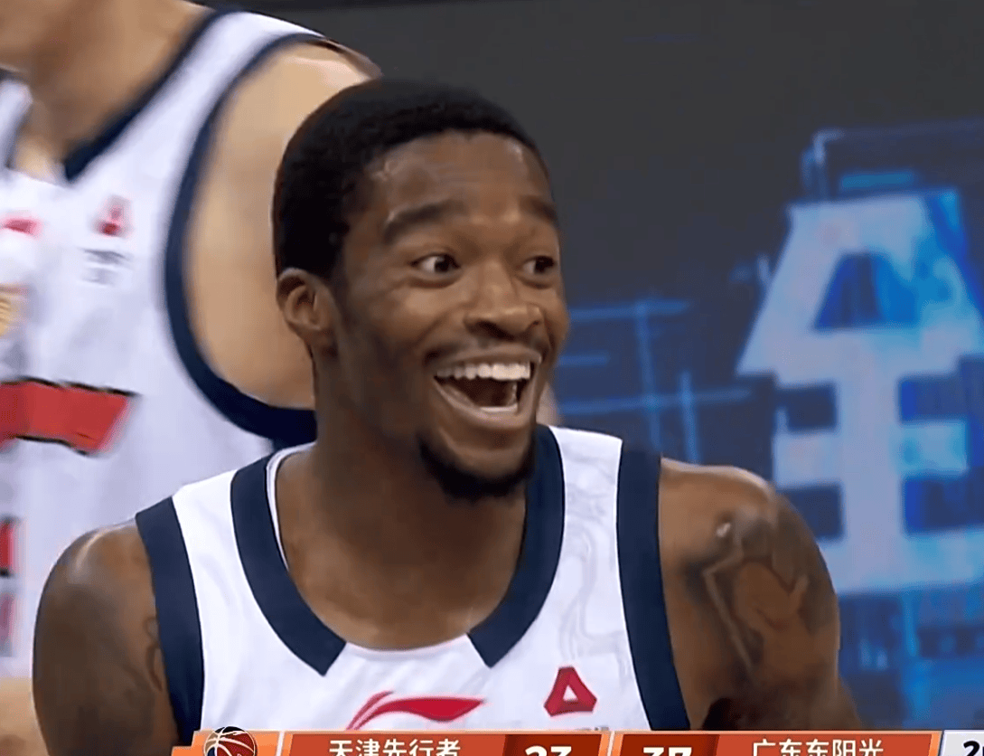 广东半场27分狂胜天津！徐杰躺赢，奎因意外受伤，双小外合砍28分