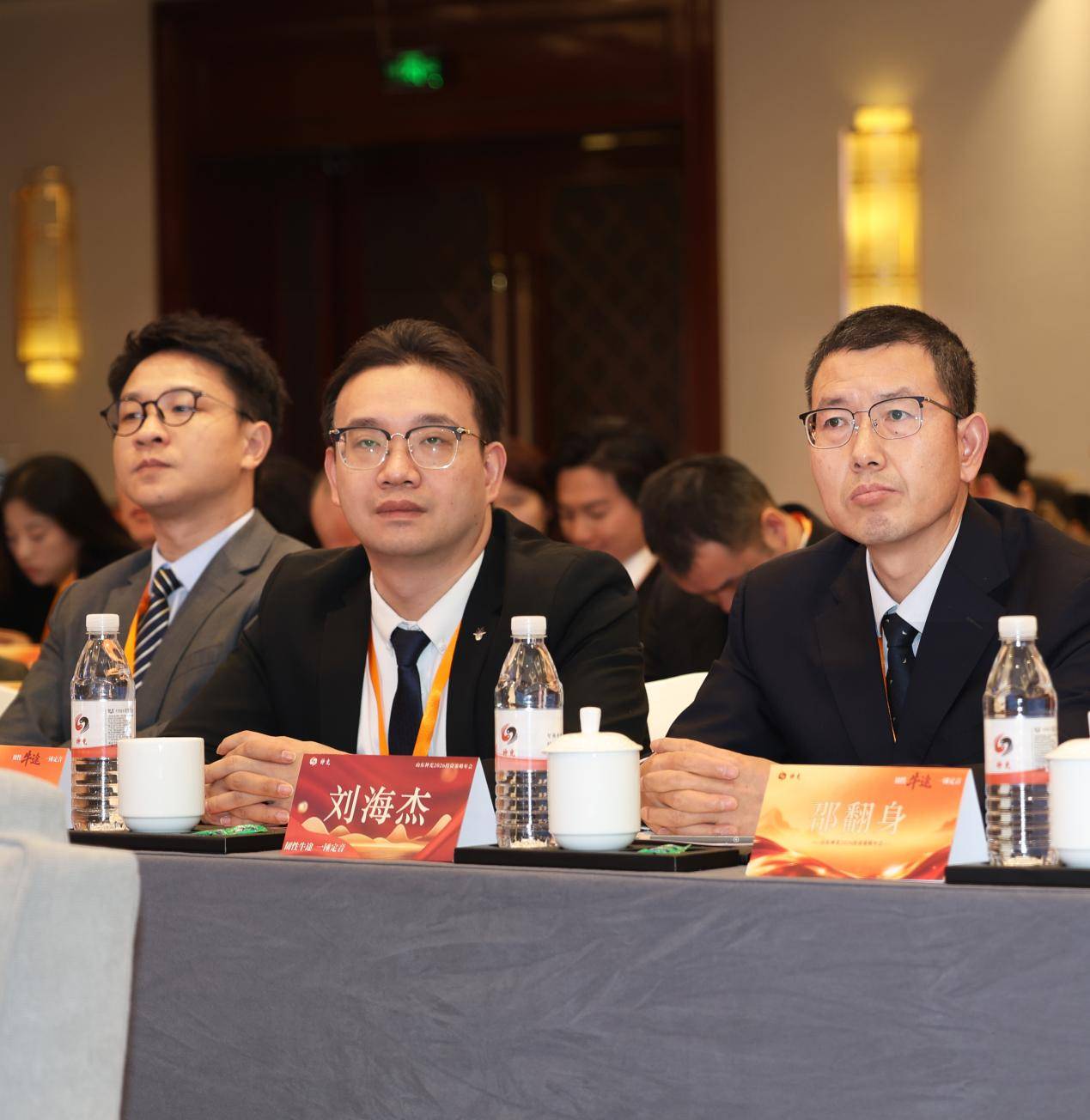 “韧性牛途,一锤定音”:山东神光2026投资策略年会在沪成功举办,共绘高质量发展新蓝图(图3) “韧性牛途,一锤定音”:山东神光2026投资策略年会在沪成功举办,共绘高质量发展新蓝图(图3)