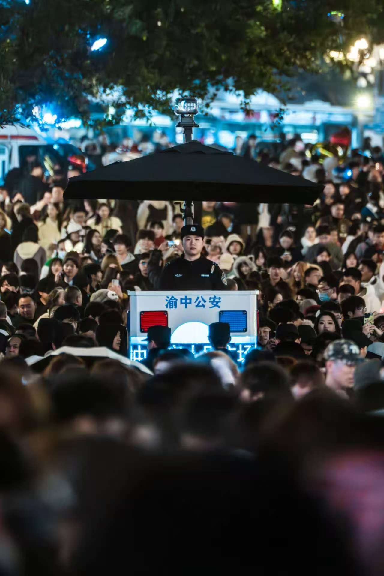 2026钟声敲响 重庆渝中8000余警力寒夜温暖护航跨年